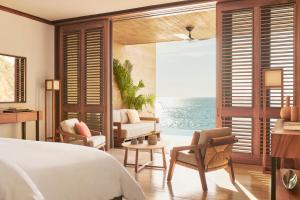 une chambre avec un lit et une vue sur l'océan dans l'établissement Four Seasons Resort Tamarindo, México, à Cihuatlán 69 autres photos