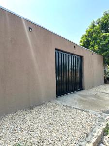 ein Gebäude mit einer großen Tür mit schwarzem Tor in der Unterkunft Casa Davisis - Parada Jalapão e Próximo Aeroporto in Palmas