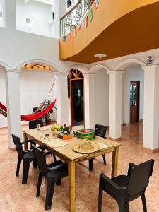 a dining room with a wooden table and chairs at Hostel Cerca al Centro Histórico in Cartagena de Indias