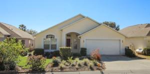 una casa con un garage bianco in un cortile di Ideal Location On A Golf Complex a Haines City