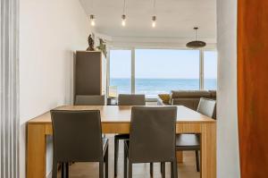 a dining room with a table and chairs and the ocean at Idesende 2-0203 P in Sint-Idesbald