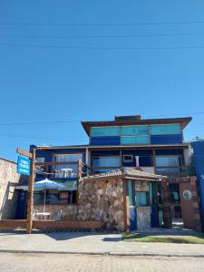 卡波布里奥Pousada On Shore的一座大楼，前面有一家餐厅