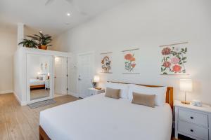 Postel nebo postele na pokoji v ubytování Stirling All Suites Hotel