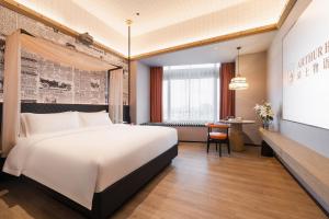 En eller flere senger på et rom på Arthur Hotel Liwan COCO Park Dongsha Metro Guangzhou-24H Coffee & Low Tea & Free Shuttle Bus For Canton Fair By Paco