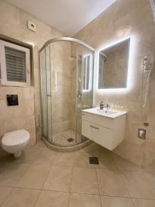 Koupelna v ubytování Green Park Apartments + 37 fotografií