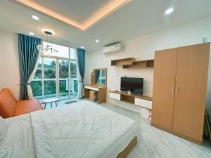 Μια τηλεόραση ή/και κέντρο ψυχαγωγίας στο Ocean Vista Sea Links Mũi Né - Apartment 1,2&3 br
