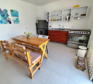 una cocina con una mesa de madera y una estufa en Apartamento Vacacional Rodadero, en Gaira 8 fotos más