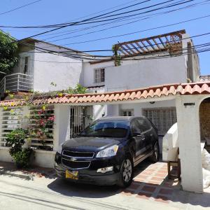 un coche negro estacionado frente a una casa en Apartamento Vacacional Rodadero, en Gaira