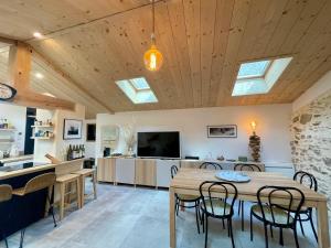 a kitchen and dining room with a table and chairs at Maison rénovée, loft artiste, Brem Sur Mer, 3 pers, WIFI - FR-1-231-336 in Brétignolles-sur-Mer