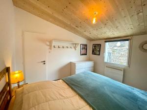 a bedroom with a bed and a window at Maison rénovée, loft artiste, Brem Sur Mer, 3 pers, WIFI - FR-1-231-336 in Brétignolles-sur-Mer