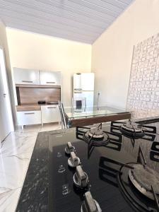 eine Küche mit einem Glastisch und einem Herd in der Unterkunft Casa Davisis - Parada Jalapão e Próximo Aeroporto in Palmas