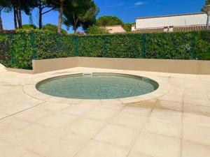 a small pool of water in a patio at Villa T3 Mitoyenne Climatisée avec Piscine et Parking, Cap d'Agde - FR-1-607-217 in Cap d'Agde