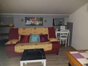 Posezení v ubytování Les Marronniers Charmant petit appartement a La Tour d'Aigues Vaucluse