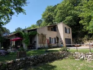 Zahrada ubytování Les Marronniers Charmant petit appartement a La Tour d'Aigues Vaucluse