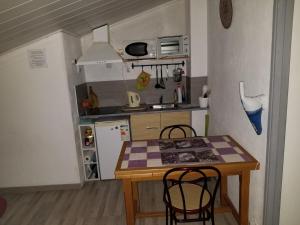 Kuchyň nebo kuchyňský kout v ubytování Les Marronniers Charmant petit appartement a La Tour d'Aigues Vaucluse + 8 fotografií