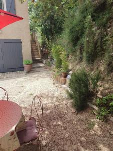 Zahrada ubytování Les Marronniers Charmant petit appartement a La Tour d'Aigues Vaucluse