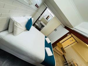 a small bedroom with a bed in a small room at Railway Lodge Motel in Taree