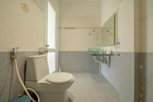 a bathroom with a toilet and a sink at LittleBloom homestay in Thôn Trường Giang