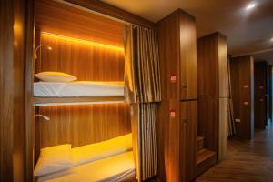 Una cama o camas en una habitación de Brocade Backpacker 16 fotos más