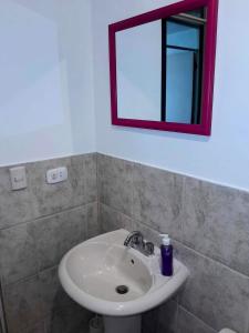 łazienka z umywalką i lustrem w obiekcie San Miguel Rooms Lima Airport B&B w mieście Lima