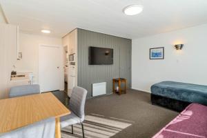 Televiisor ja/või meelelahutuskeskus majutusasutuses George Street Motel Apartments