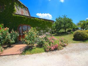 Vonkajšia záhrada v ubytovaní Exquisite Villa in San Venanzo with Private Pool