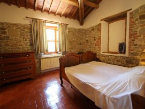 Posteľ alebo postele v izbe v ubytovaní Exquisite Villa in San Venanzo with Private Pool