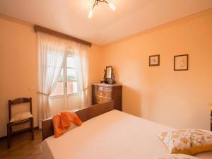 A bed or beds in a room at Air-conditioned flat with pool and wellness area