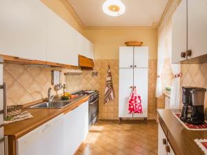 A kitchen or kitchenette at Air-conditioned flat with pool and wellness area