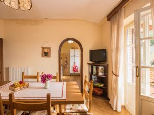 A television and/or entertainment centre at Air-conditioned flat with pool and wellness area