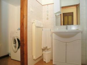 A bathroom at Air-conditioned flat with pool and wellness area