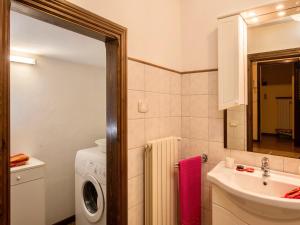 A bathroom at Air-conditioned flat with pool and wellness area