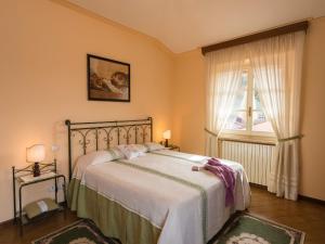 A bed or beds in a room at Air-conditioned flat with pool and wellness area