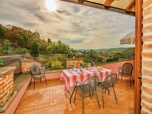 A balcony or terrace at Air-conditioned flat with pool and wellness area