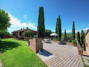 A garden outside Air-conditioned flat with pool and wellness area