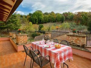 A balcony or terrace at Air-conditioned flat with pool and wellness area