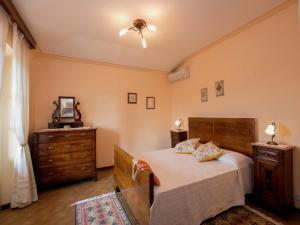 A bed or beds in a room at Air-conditioned flat with pool and wellness area