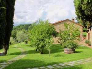 A garden outside Air-conditioned flat with pool and wellness area