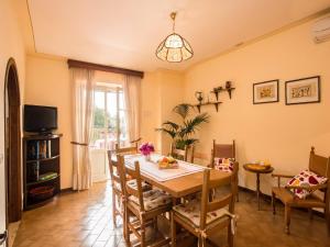 A television and/or entertainment centre at Air-conditioned flat with pool and wellness area