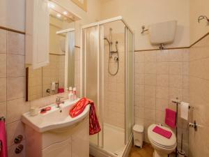 A bathroom at Air-conditioned flat with pool and wellness area