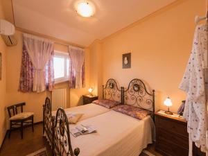 A bed or beds in a room at Air-conditioned flat with pool and wellness area