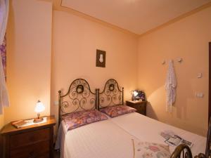 A bed or beds in a room at Air-conditioned flat with pool and wellness area