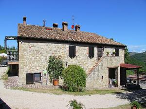 stary kamienny dom z ailantro w obiekcie Farmhouse in Umbria with Pool & Views w mieście Biscina +32 zdjęcia