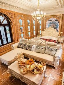 a living room with a couch and a bed at 一千零一夜喀什古城民宿 Kashgar Ancient City Scenic Area in Kashgar