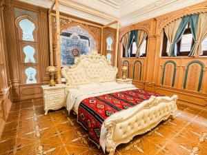 a bedroom with a large bed in a room at 一千零一夜喀什古城民宿 Kashgar Ancient City Scenic Area in Kashgar