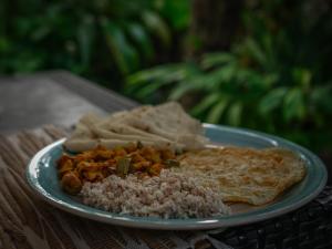 Makanan di atau berdekatan rumah tamu ini