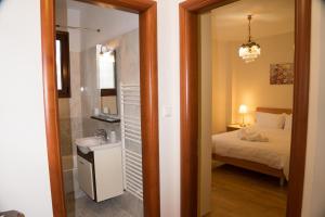 Postel nebo postele na pokoji v ubytování Unlimited view - elegant apt 59 m2 w 37 m2 balc w prk