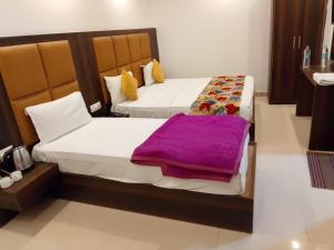 Postel nebo postele na pokoji v ubytování Hotel Royal Plaza Tark Delhi