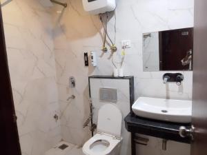 Koupelna v ubytování Hotel Royal Plaza Tark Delhi