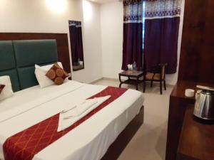 Postel nebo postele na pokoji v ubytování Hotel Royal Plaza Tark Delhi